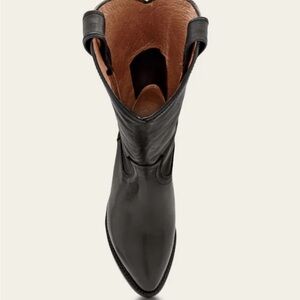 Women’s Frye Billy pull on boots, brand new
